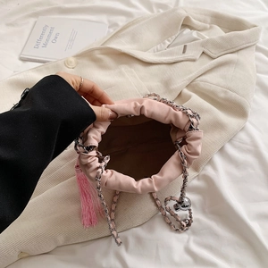 Detailansicht der rosa Kordelzug-Beuteltasche mit Silberkette und Innenfutter