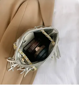 Vue détaillée de l'intérieur spacieux d'un grand sac à franges argenté tendance