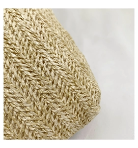 Gros plan d'un sac seau en paille montrant la texture détaillée du tissage à la main