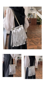 Détail du sac à bandoulière argenté à franges métalliques avec pampilles et chaîne dorée