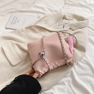 Detail der rosa gerafften Cloud-Tasche mit silberner Kugelschnalle und Seidenquaste
