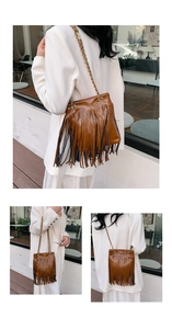 Détails de la texture du cuir PU marron et des franges élégantes avec chaîne en métal doré