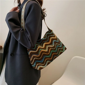 Sac seau bohème en laine avec motif à vagues tricotées et large bandoulière