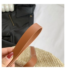 Détail de la fibre tissée beige et de la bandoulière en similicuir marron du sac