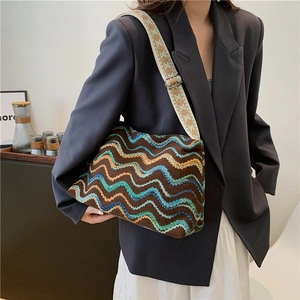 Sac bohème en maille avec motif chevron coloré et large bandoulière tendance
