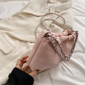 Detailaufnahme einer hellrosa Falten-Cloud-Tasche mit eleganter silberner Kette