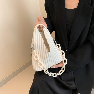 Detail of white pleated PU leather handbag featuring a thick resin chain and metal clasp