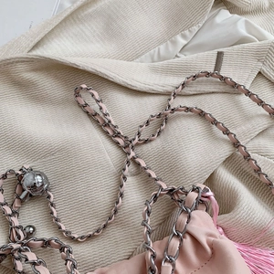 Detailansicht der rosa Faltenledertasche mit Silberkette und langen Fransenquasten