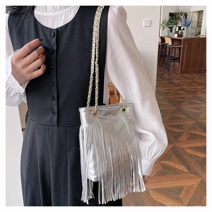 Détail du sac à bandoulière argenté à franges avec fini métallisé et chaîne tissée chic