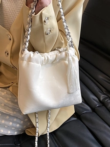 Elegante cremeweiße Plissee-Beuteltasche mit Silberkette und langem Seidenquasten