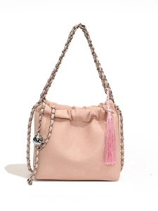 Schicke rosa plissierte Beuteltasche mit goldener Kette und Quasten-Detail