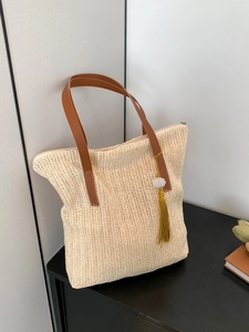 Sac fourre-tout en paille tissée avec anses en cuir marron et pendentif pompon
