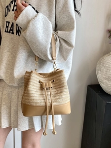 Sac seau en paille tressée minimaliste avec garniture en cuir kaki et cordon de serrage