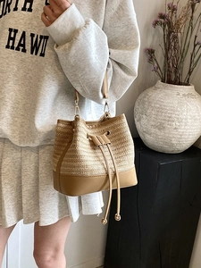 Sac seau en paille tissée pour femme avec base en cuir et cordon de serrage