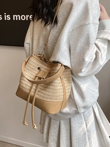 Sac seau en paille tressée avec bordure en cuir camel pour la plage et loisirs