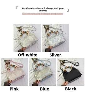 Détail de cinq couleurs de sacs à poignée perlée avec broderies chinoises traditionnelles