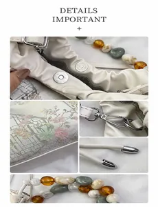 Détails de la broderie florale, poignée en perles de marbre et fermoir magnétique