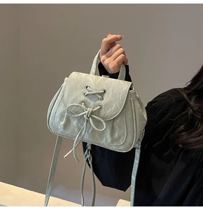 Dettaglio della borsa in pelle PU con motivo marmorizzato verde e decorazione a fiocco
