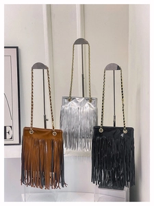 Détails des sacs à franges en marron, argent et noir avec bandoulières en chaîne dorée