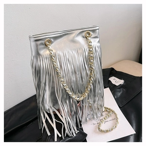 Détail du sac seau argenté à franges avec finition métallique et bandoulière chaîne