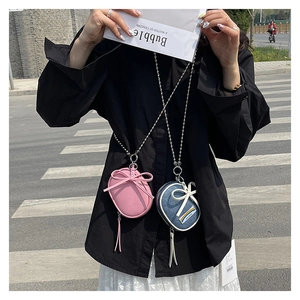 Minibolsos bandolera de cuero rosa y denim azul con lazos y cadenas de metal