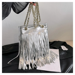 Détail du sac à franges argentées avec franges métalliques et bandoulière en chaîne dorée