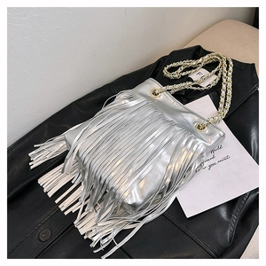 Détail du sac à bandoulière argenté à franges avec chaîne métallique et cuir texturé