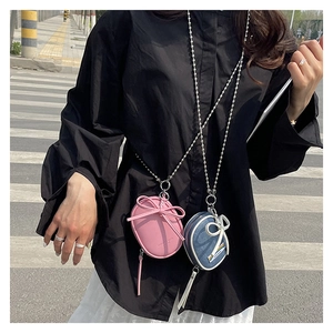 Vista detallada de mini bolsos con forma de huevo en ecocuero y denim con lazo decorativo