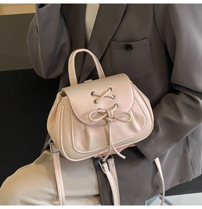 Dettaglio dello zaino stile balletto con fiocco in pelle PU color albicocca e lacci