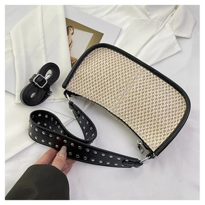Détail du sac tressé avec bandoulière à rivets et finitions cuir sur costume blanc