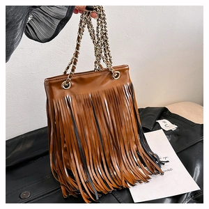 Vue détaillée du sac cabas marron caramel avec franges noires et chaîne dorée