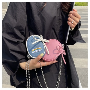 Minibolsos bandolera con detalle de lazo y cadena de bolas plateada en rosa y azul