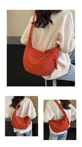 Détail du sac bandoulière en nylon orange rouille avec zips tressés et large sangle