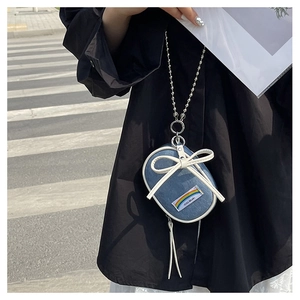 Mini bolso bandolera de mezclilla con lazo blanco, parche arcoíris y flecos