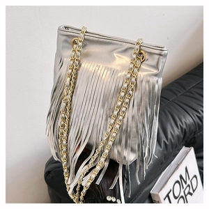 Détails du sac bandoulière argenté à franges métalliques et bandoulière chaîne dorée