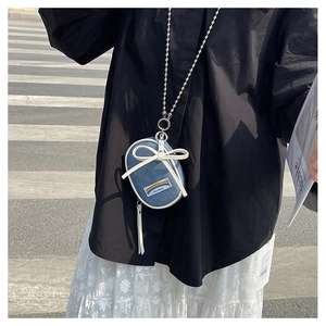 Detalle de un mini bolso vaquero con lazo blanco y bordado de arcoíris CICI BEAR