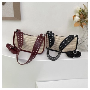 Gros plan de sacs à bandoulière tressés avec clous métalliques et sangle réglable