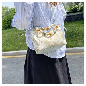 Vue détaillée du sac brocart style New Chinese avec poignée décorative en perles