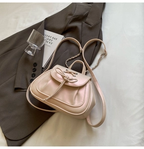 Dettaglio dello zaino in pelle PU rosa chiaro con fiocco e tracolla a catena d'argento