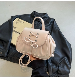 Dettaglio dello zaino rosa cipria con fiocco stile balletto e lacci in pelle sintetica