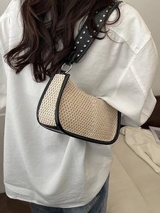 Sac sous le bras en paille tressée avec bandoulière à rivets pour un look d'été décontracté