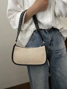 Sac croissant en paille beige pour femme avec bordures cuir noir et sangle à rivets