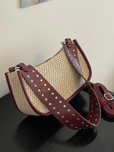 Sac lune rétro en paille tressée beige avec bordure cuir bordeaux et sangle cloutée