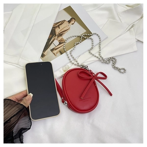 Comparación detallada de tamaño del mini bolso rojo de cuero PU con un smartphone