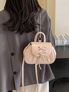 Zaino rosa stile balletto con nastri incrociati e tracolla a catena per donna