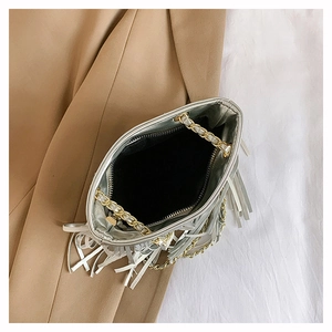 Détail de l'intérieur du grand sac cabas avec doublure noire et franges argentées