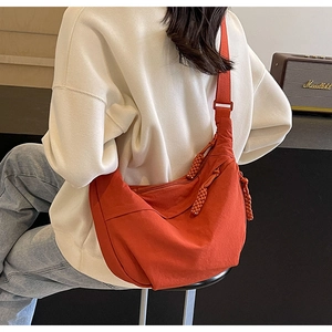 Détail du grand sac hobo en nylon orange avec tirette de fermeture éclair tissée
