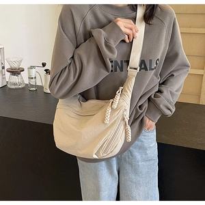 Sac bandoulière demi-lune beige en nylon avec zip à nœud tissé et large sangle