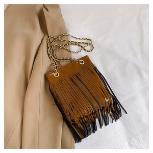 Détail du sac à bandoulière marron à franges avec chaîne dorée et cuir synthétique