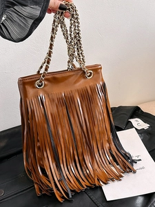 Sac à main marron en simili cuir à franges avec doubles chaînes métalliques et style boho